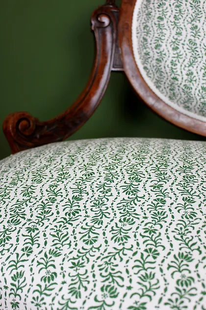 Ellen-Merchant-Linen-POSY-in-Emerald-Nostalgic-Chitz-wiggly-strip-wildflowers-small-scale-pallern-vertical-emerald-green-on-white-screen-printed-hand-printed-british-design