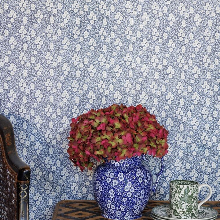 burleigh-barneby-gates-calico-navy-blue-wallpaper-ditsy-floral-cottage-wallpaper-made-in-england-pottery-ju-vase