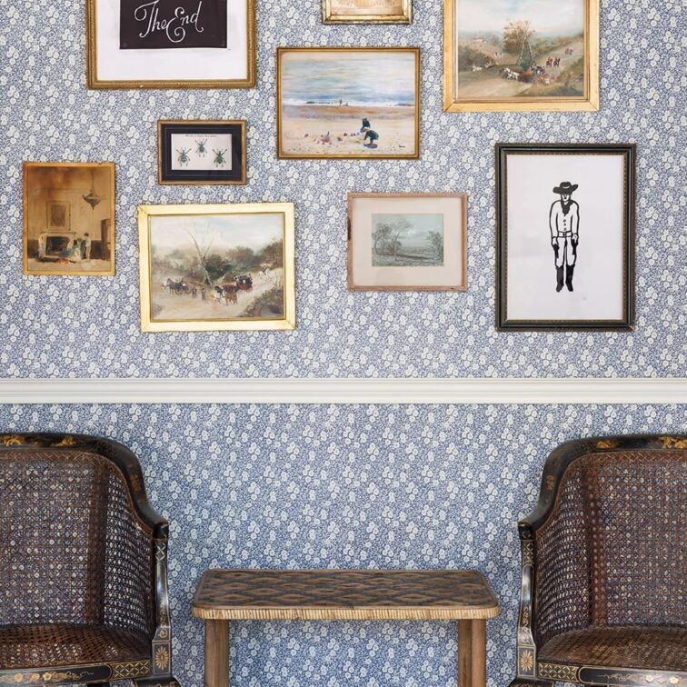 burleigh-barneby-gates-calico-navy-blue-wallpaper-ditsy-floral-cottage-wallpaper-made-in-england-classical-interior