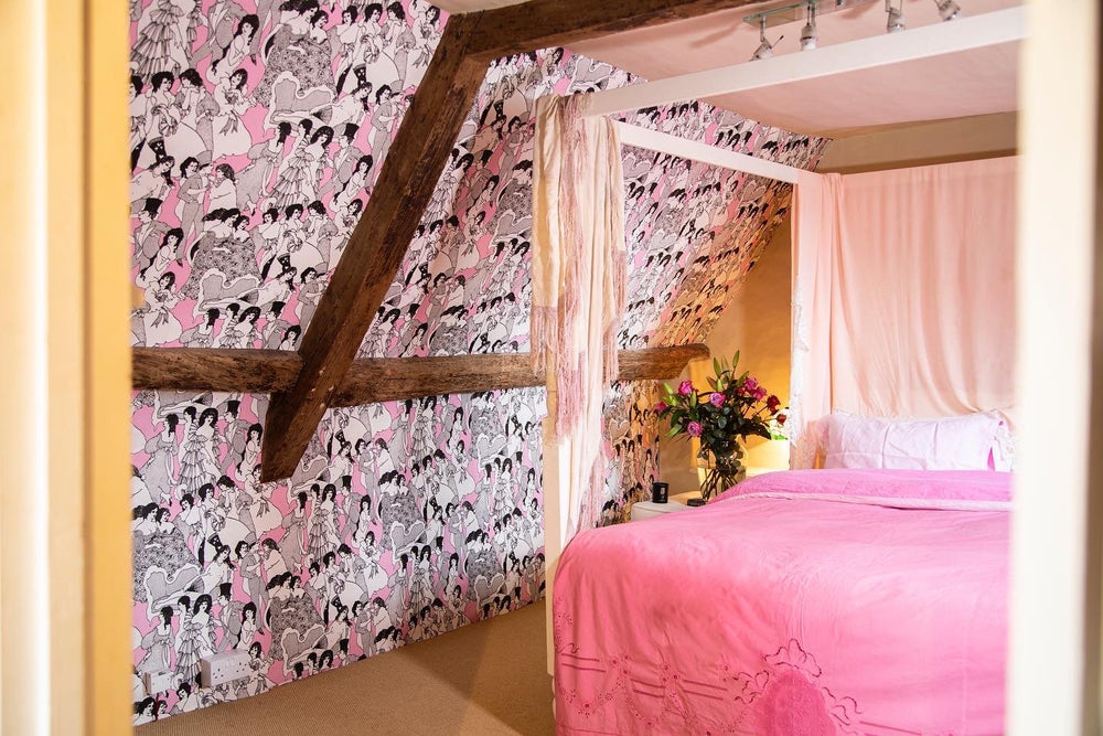 boudoir-ny-wallpaper-pink-retro-men-women-black-white-drawings-pink-bedroom