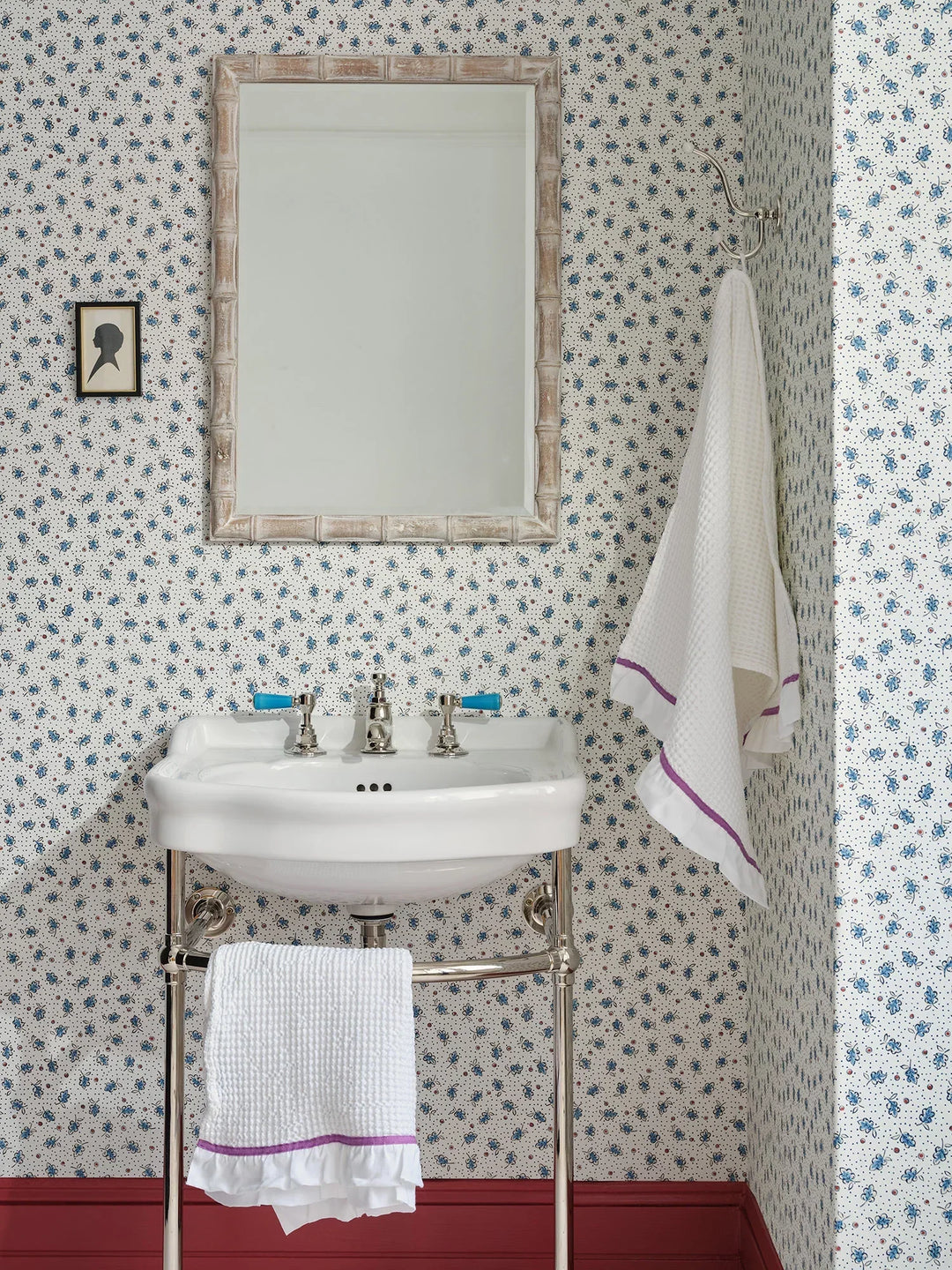 mille-feuilles-wallpaper-clay-pink-dainty-leaves-dots-bathroom