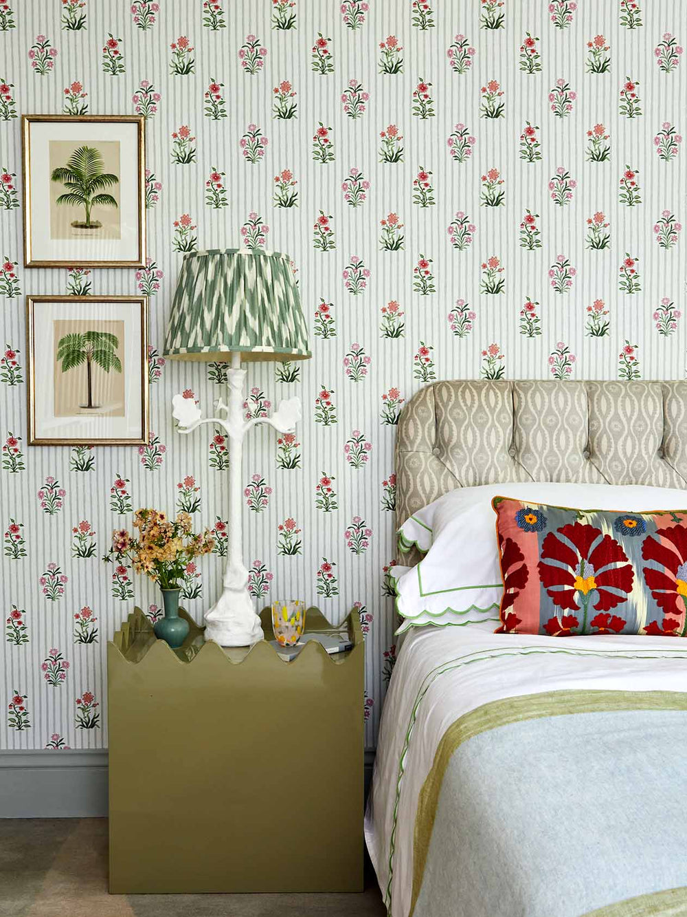 dado-atelier-bindi-flower-wallpaper-sae-pink-bedroom-stripe-floral-printed-design-made-in-england