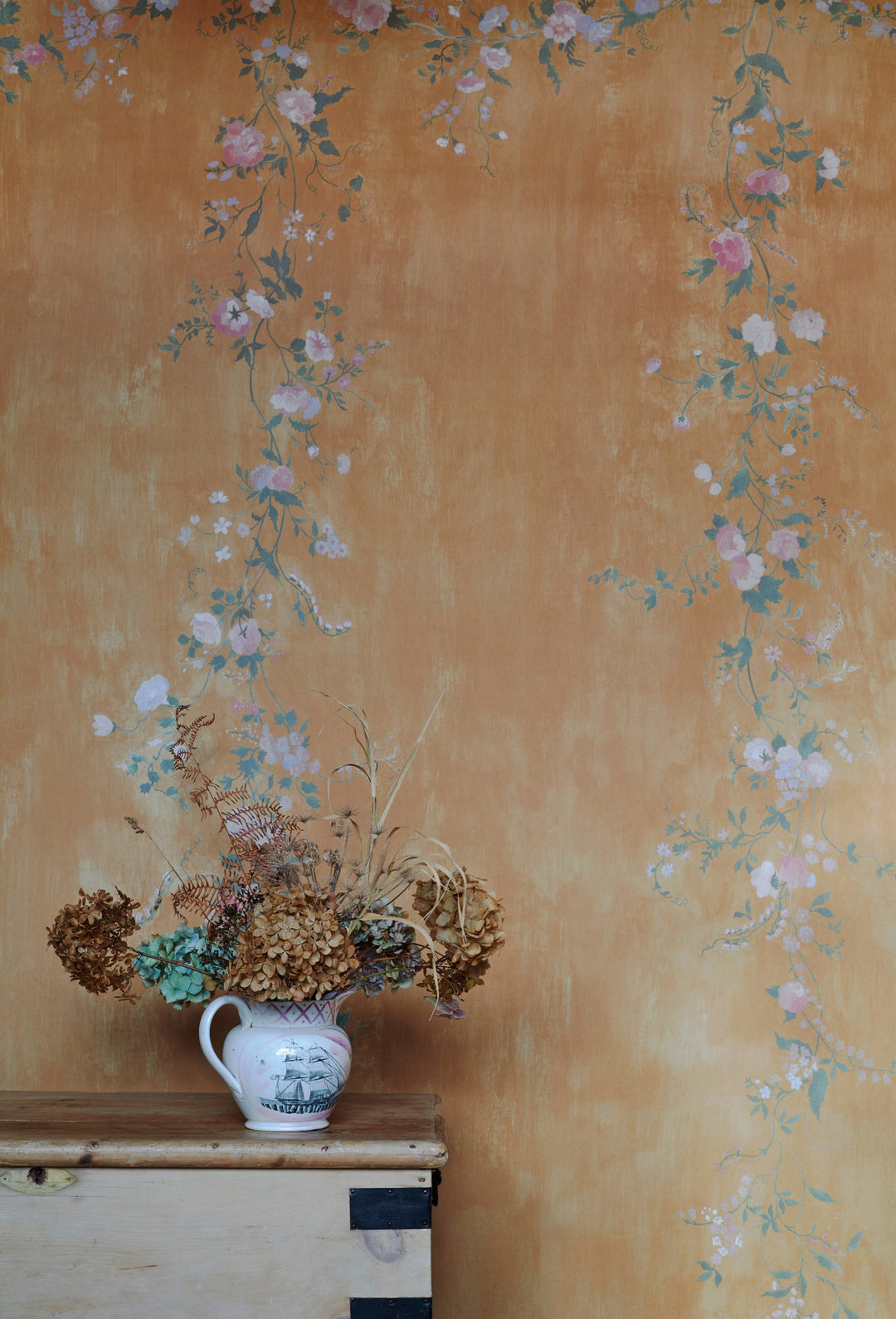 Floral-Roberts-Hamilton-Weston-wallpaper-trailing-flowers-Garland-hand-illustrated-panel-walls-mural-floral-Garland-painterly-tobacco-04