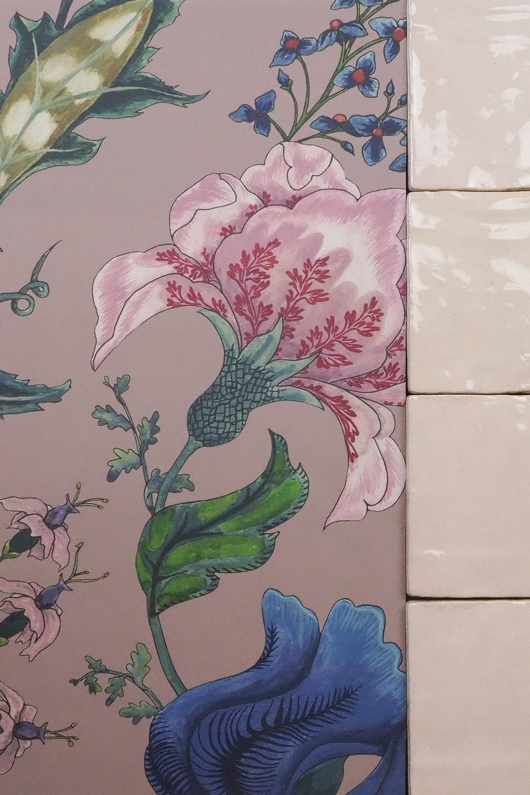 Wildmore-wallpaper-british-designers-floreo-Elegant-delicate-floral-pattern-romantic-vintage-rosa-dusty-rose-background