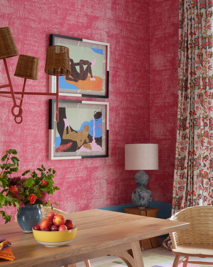 minnie-kemp-collaboration-mindthegap-samoa-raspberry-pink-textured-wallpaper-colourful-dining-room