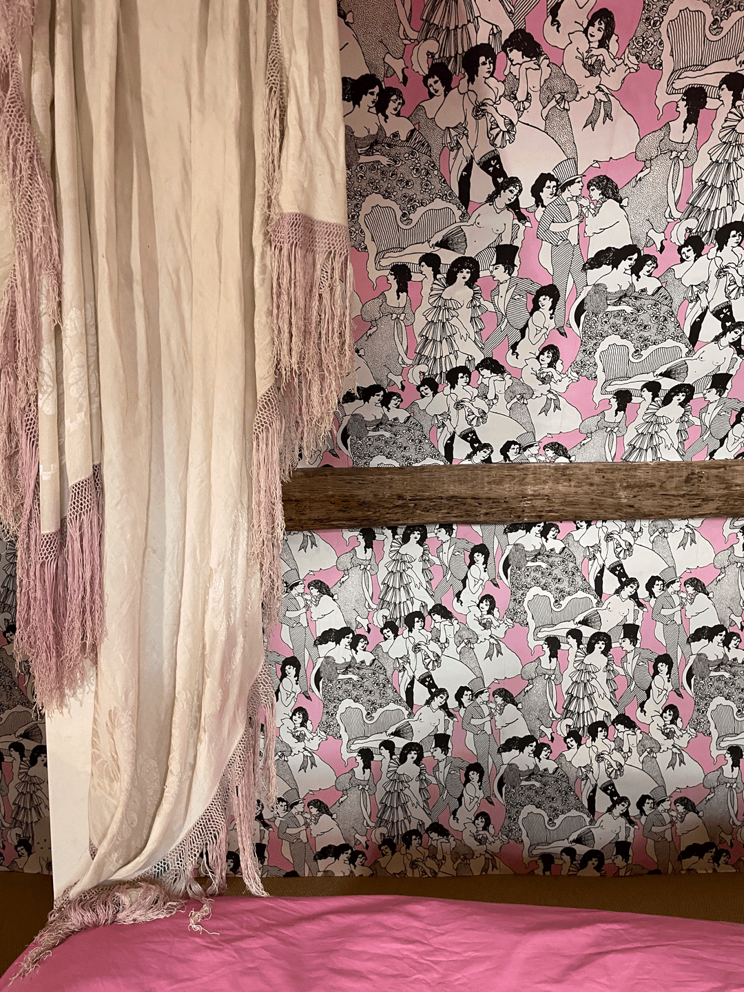 boudoir-ny-wallpaper-pink-retro-men-women-black-white-drawings