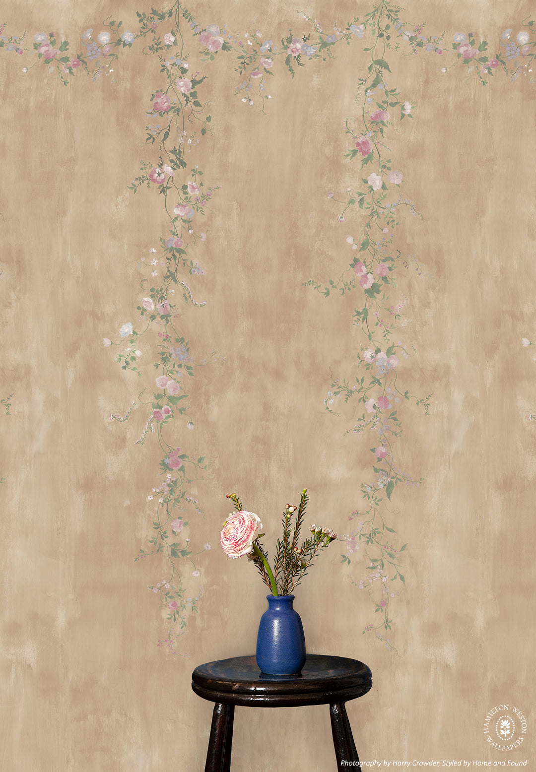 Floral-Roberts-Hamilton-Weston-wallpaper-trailing-flowers-Garland-hand-illustrated-panel-walls-mural-floral-Garland-painterly-pale-sienna-02