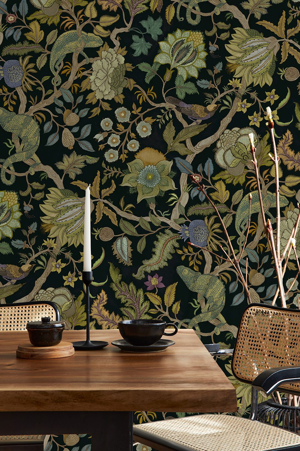 Josephine-munsey-wallpapers-interiors-chameleon-trail-floral-black-green-wallpaper-kitchen-wicker-chairs