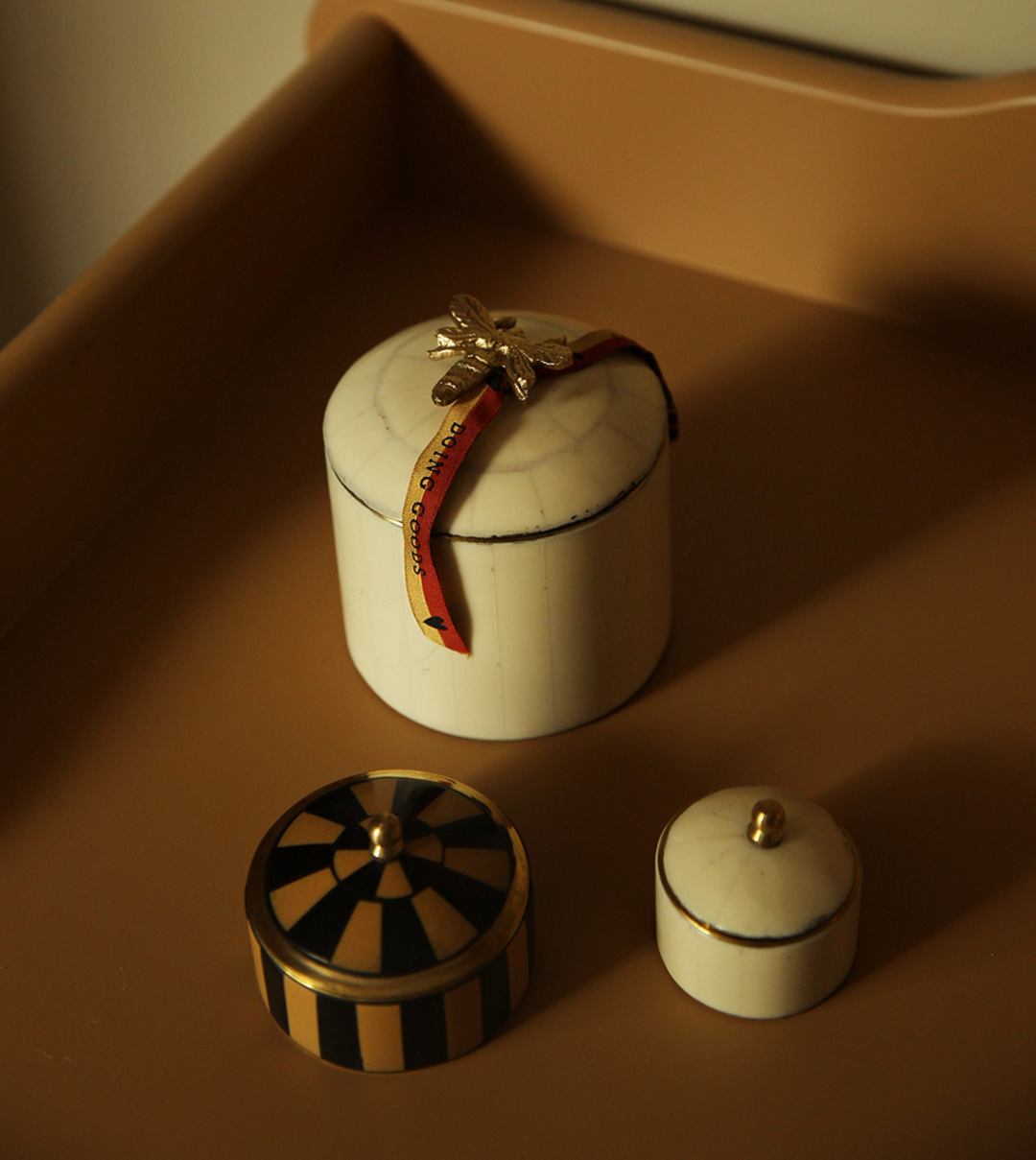 doing-goods-tin-trinket-box-chelsey-circus-recylced-brass-resin-black-cream-small