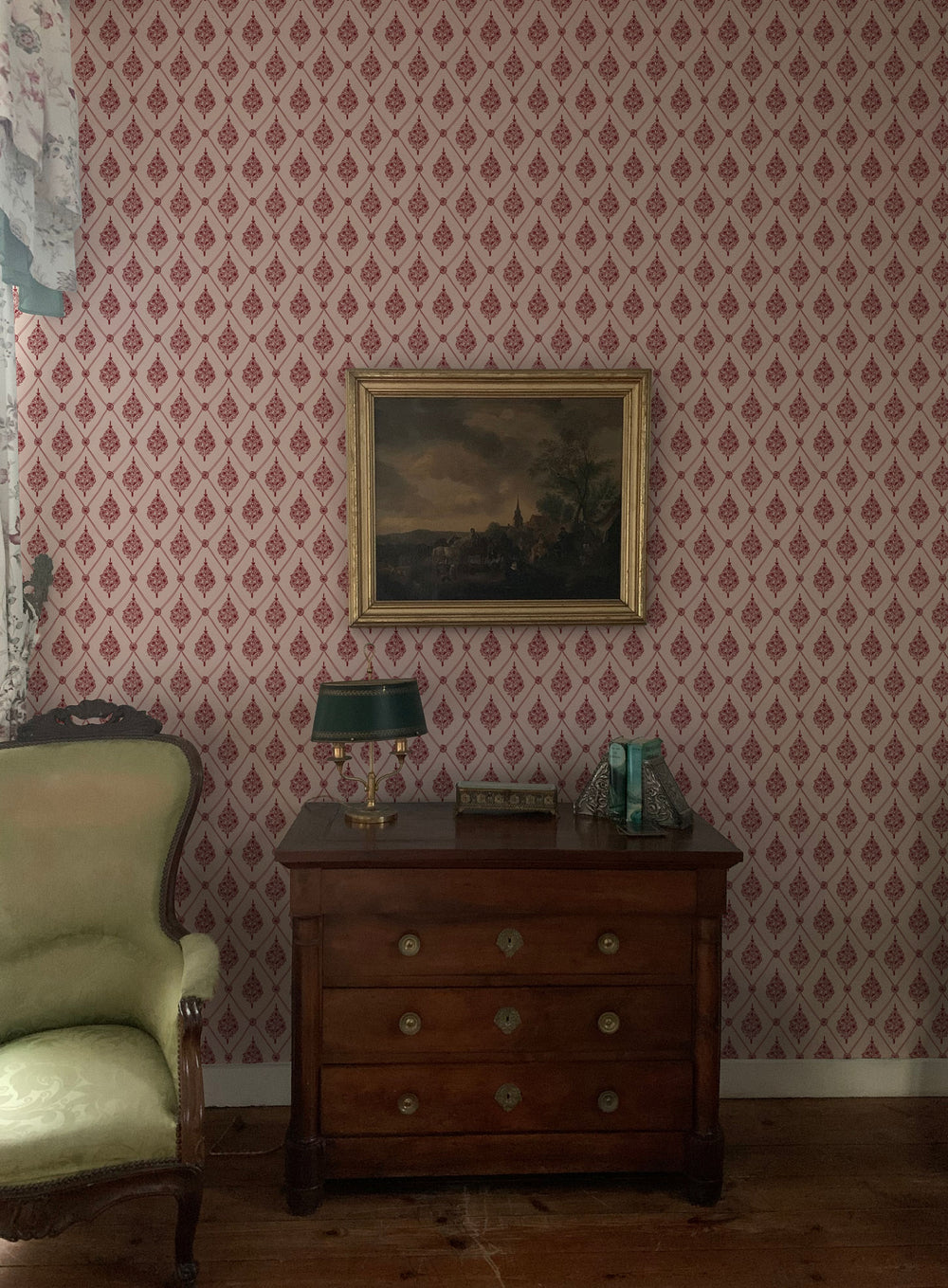 annika-reed-block-printed-wallpaper-agra-pink-red-burgandy-floral-respeated-design-inspired-by-taj-mahal-bedroom