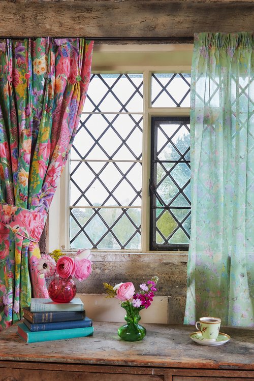 bauldry-botanical-drapery-curtain-blind-fabric-floral-flower-print-design-british-designer-bold-maximalist-design-quaint-cottage