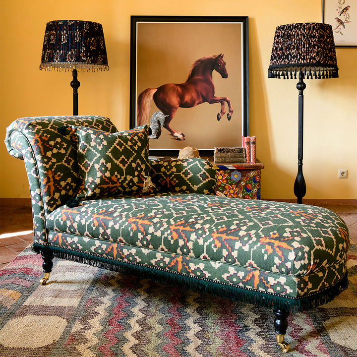 anatolia-chaise-lounge-zold-linen-fabric-greene-yellow-pattern-green-fringe-wheel-legs-mind-the-gap-room-set-floor-lamps-horse-picture
